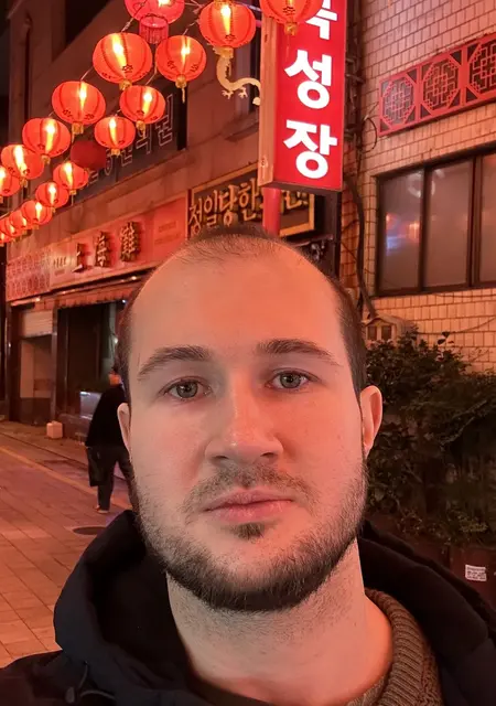 Роман из Амстердама, ищу на сайте открытые отношения