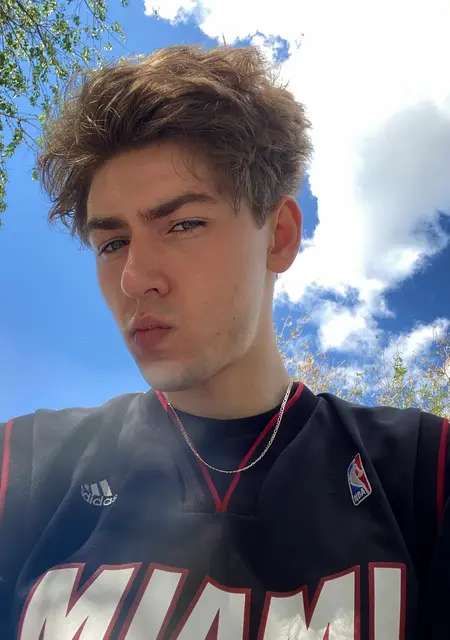 Я Максим, 24 років, знайомлюсь без зобов'язань у Дніпрі