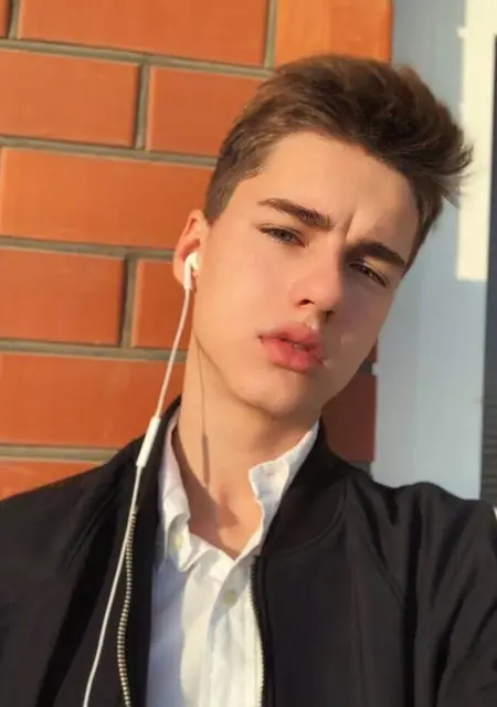 Я Максим, 19, из Донецка, ищу знакомства без обязательств