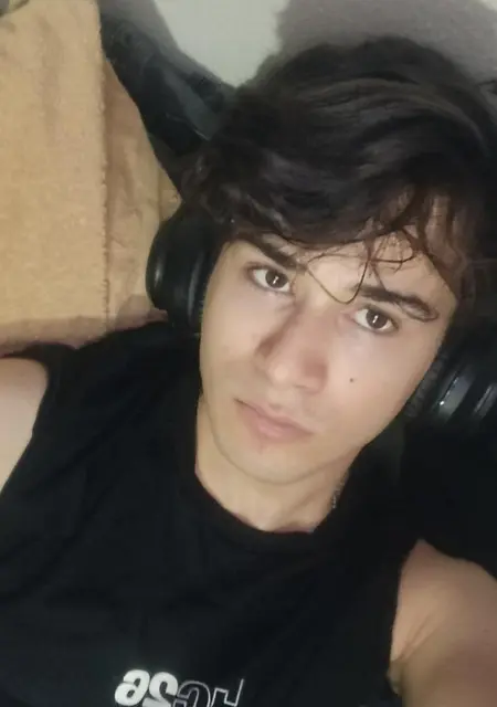 Soy Daniel Jimenez, 22 años, conociéndome para lío de una noche en Madrid