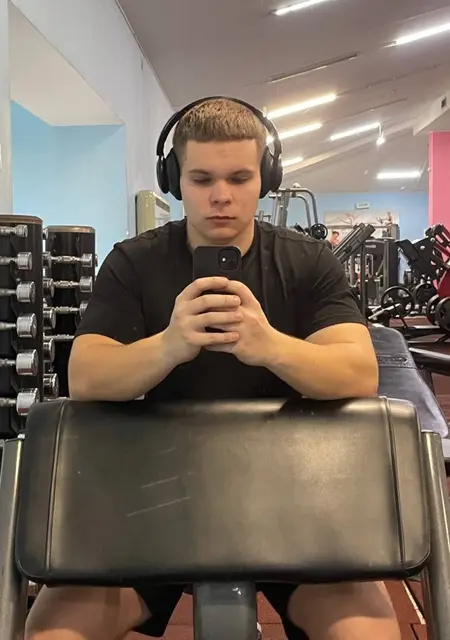 Я Илюха, 20, из Полтавы, ищу знакомства без обязательств