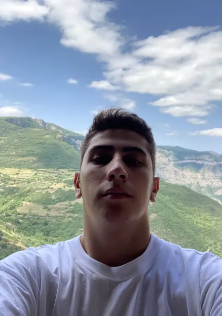 Ashot из Еревана, мне 20, познакомлюсь на одну ночь