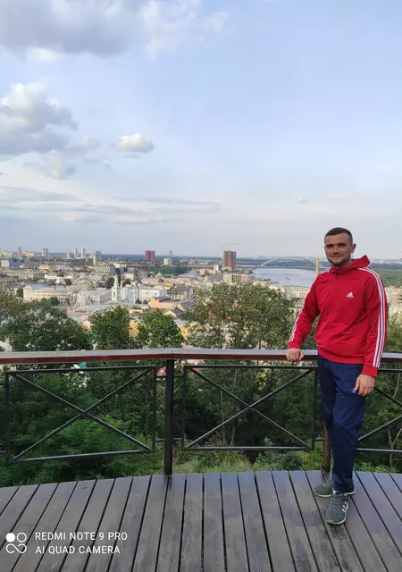 Я Андрей, 25 років з Новгородка, шукаю знайомства без зобов'язань