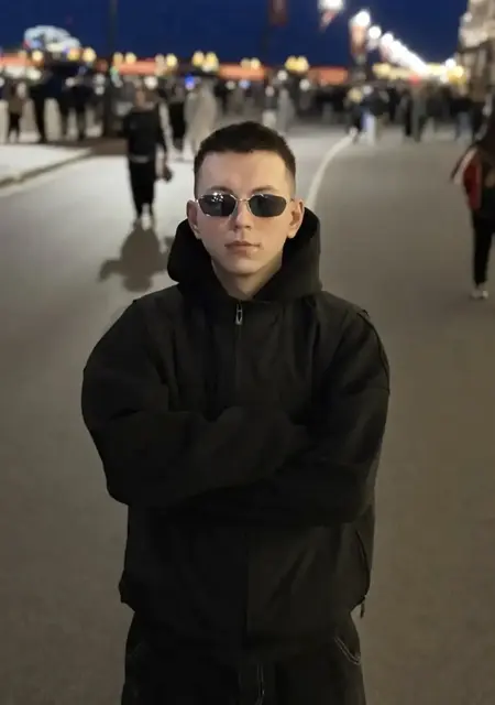 Soy Denis, 22 años de Valencia, busco conocer gente para lío de una noche