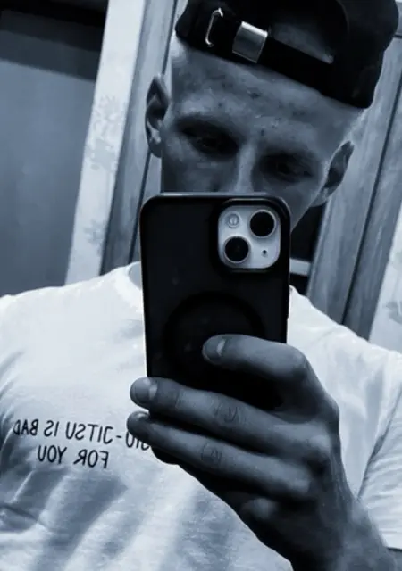 Я Иван, 21, из Витебска, ищу знакомства без обязательств