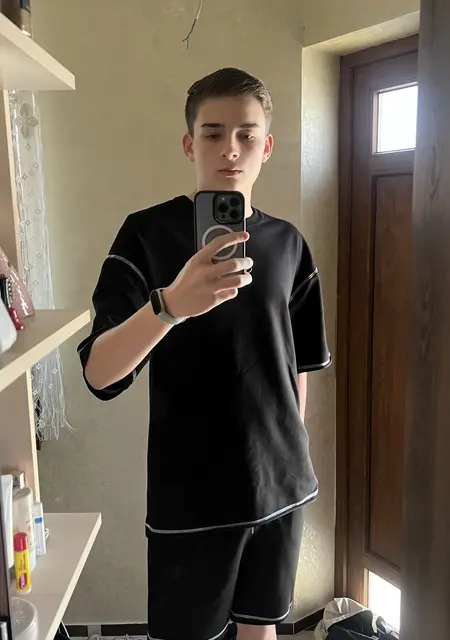 Я Андрей, 19 років з Хуста, шукаю знайомства без зобов'язань