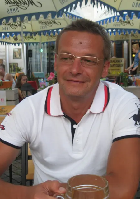 Денис из Луганска, мне 47, познакомлюсь на одну ночь