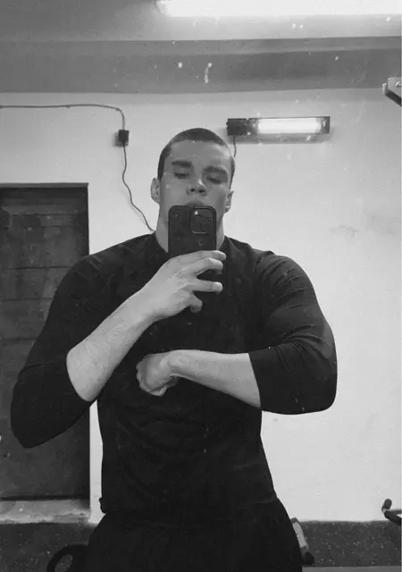 Я Александр, 19, из Эшборн, ищу знакомство для приятного времяпровождения