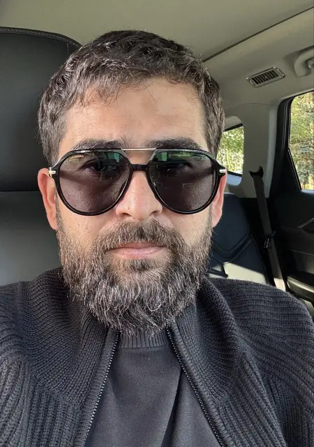 Soy Togrul, 36 años de Málaga, busco conocer gente para relación abierta