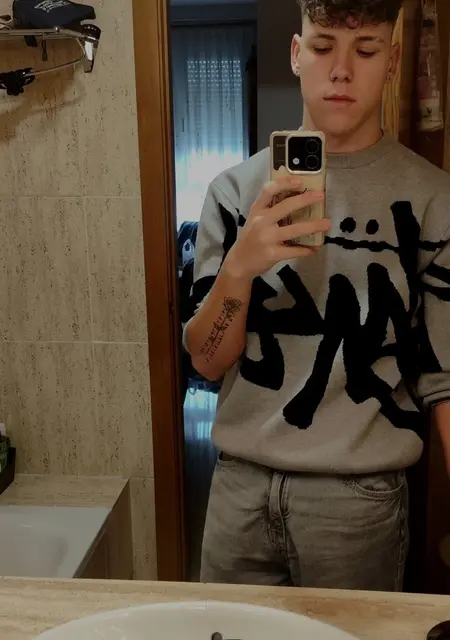 Soy Alejandro, 21 años de Valencia, busco conocer gente para lío de una noche