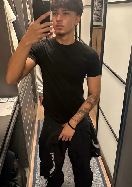 Я Kaan, 19, знакомлюсь на одну ночь в Тинен