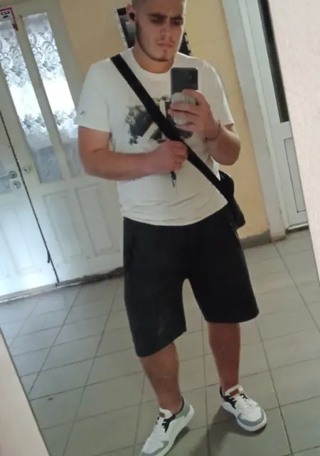 Я Денис, 22, из Херсона, ищу знакомства без обязательств