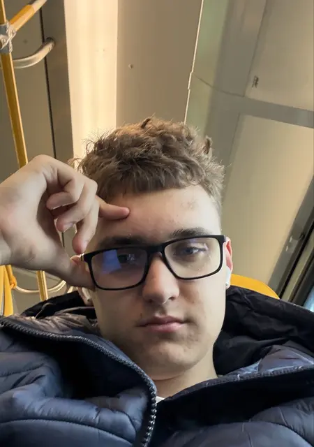 Я Ваня, 18, знакомлюсь для постоянных отношений в Софии