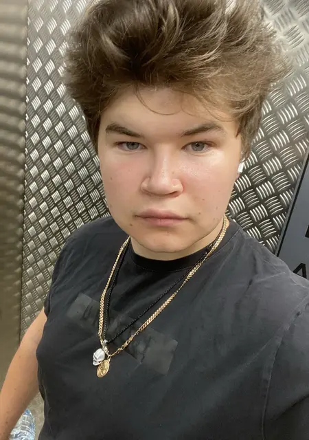 Soy Matvey, 19 años de Villarreal, busco conocer gente para conversación virtual