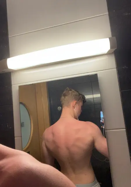 Alex из Экерё, мне 19, познакомлюсь без обязательств