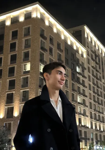 Я Alisher, 19, из Алматы, ищу знакомство для приятного времяпровождения