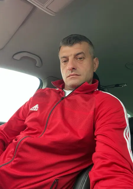 Florin из Рымнику-вылчи, мне 45, познакомлюсь на одну ночь