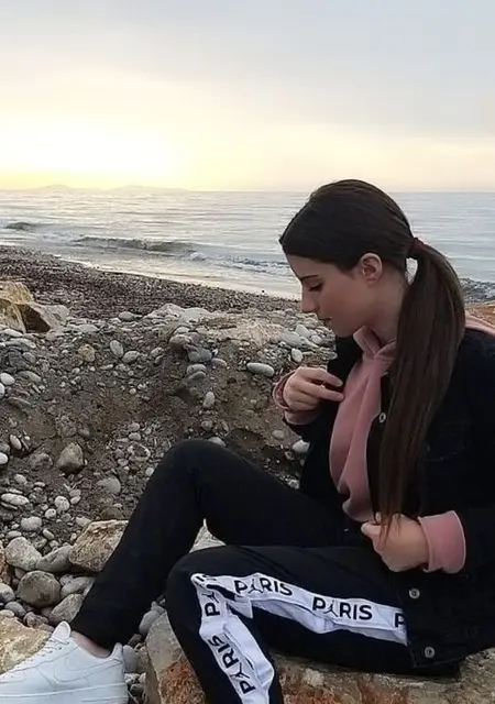 Я Corina, 21, из Афин, ищу знакомство для общения