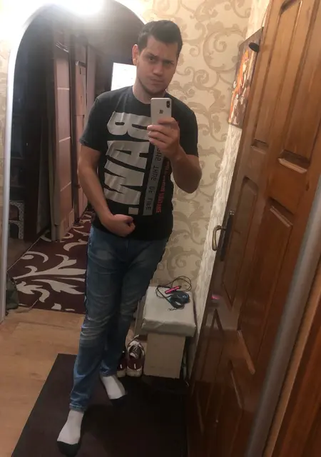 Я Евгений, 28 років з Кременчука, шукаю знайомства без зобов'язань