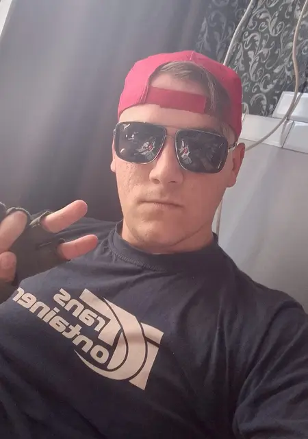 Я Виталий, 18, из Мелитополя, ищу знакомство для дружбы