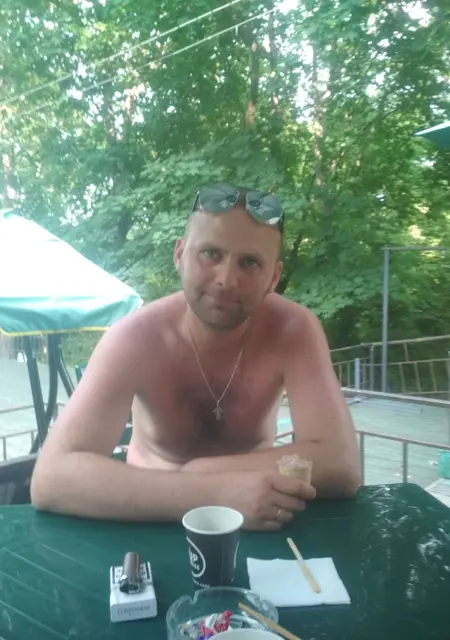 Я Виктор, 40, из Кривого Рога, ищу знакомства на одну ночь