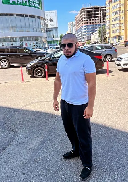 Я Сергей, 23 років з Амвросіївки, шукаю знайомства без зобов'язань