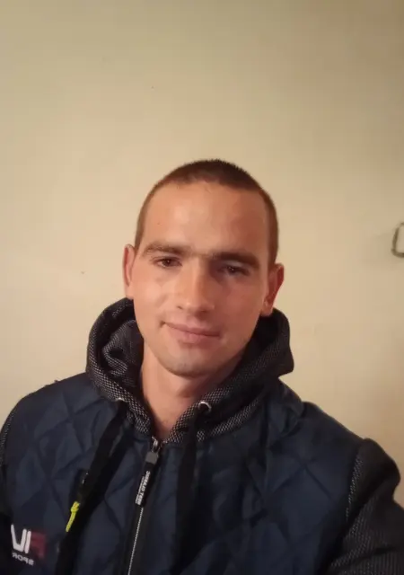 Я Вадим, 26 років з Сніжне, шукаю знайомства без зобов'язань