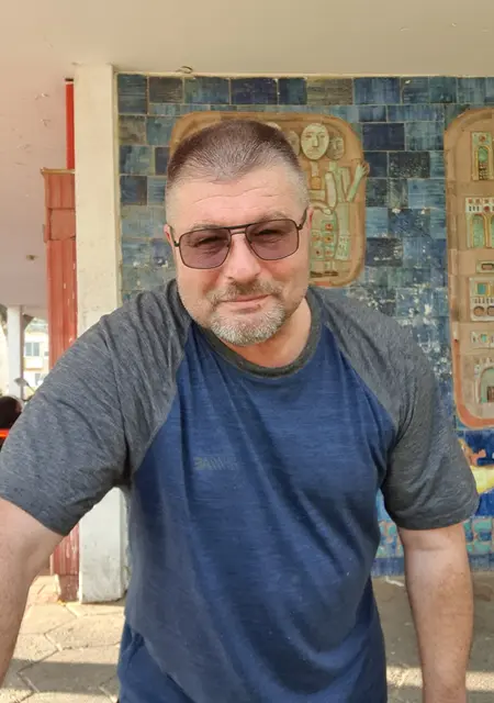 Влад из Тель-авива, мне 54, познакомлюсь для общения