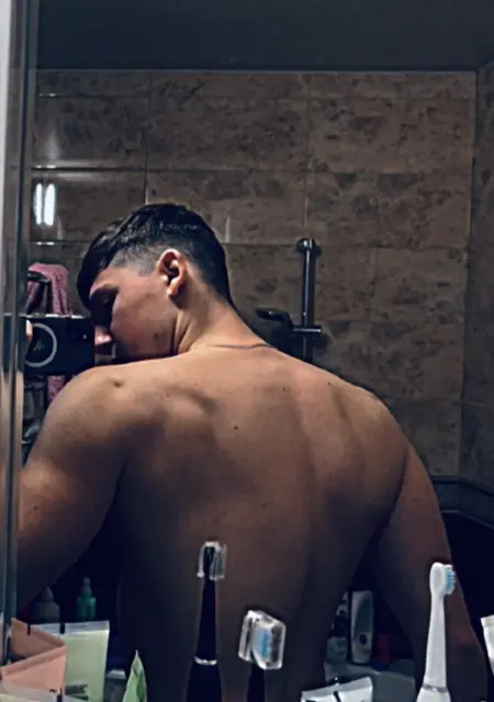 Антон из Луцка, мне 20, познакомлюсь на одну ночь