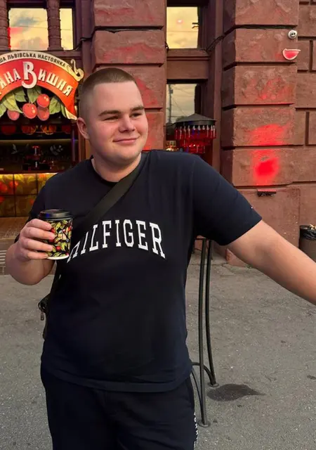 Я Maksim, 19, знакомлюсь для постоянных отношений в Каменском