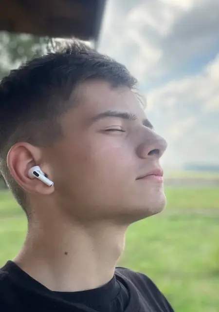 Я Костя, 20, из Минска, ищу знакомства без обязательств