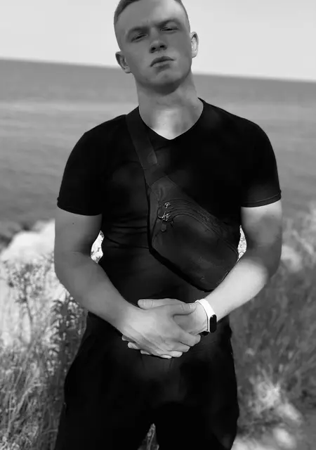 Максим из Староконстантинова, мне 22, познакомлюсь без обязательств