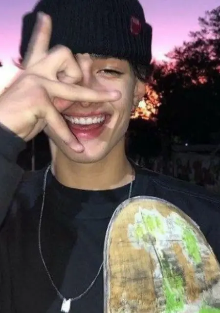 Я Артем, 18, из Вудридж, ищу знакомства на одну ночь