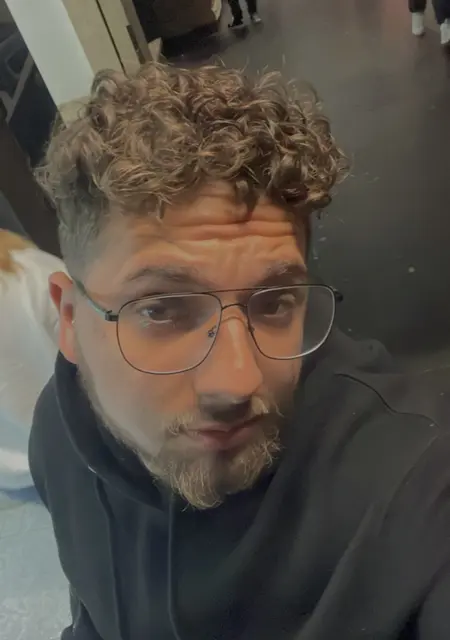 Cristian из Ла-лагуны, мне 22, познакомлюсь для общения