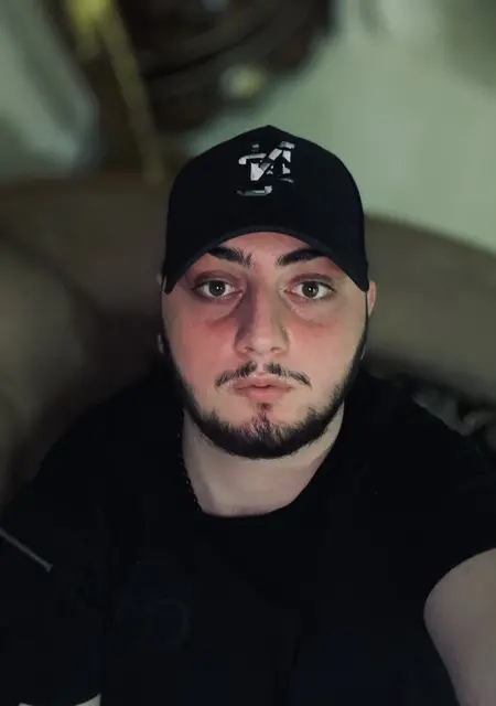 Anri из Батуми, мне 22, познакомлюсь для дружбы