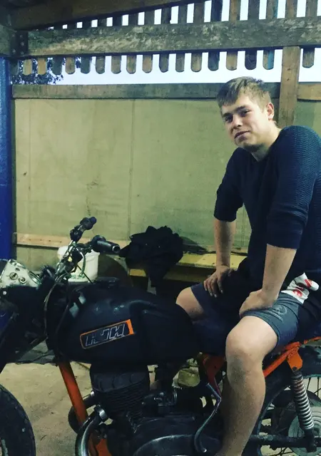 Я Женя, 22, из Борисова, ищу знакомства на одну ночь