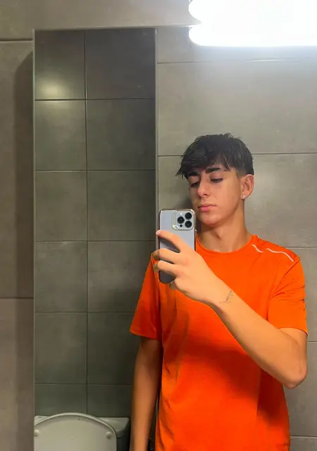 Soy Enzo Prieto, 19 años, conociéndome para lío de una noche en Madrid