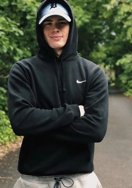 Макс из Чернигова, мне 23, познакомлюсь без обязательств