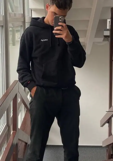 Я Макс, 19, знакомлюсь без обязательств в Гааге