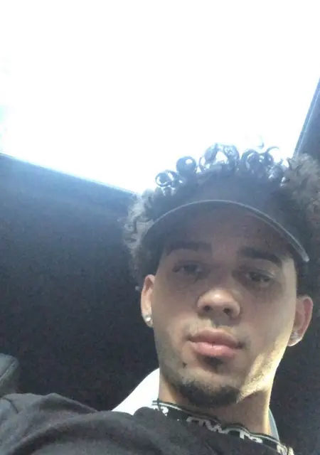 Jonatan из Сан-Кирзе-дель-Вальес, мне 20, познакомлюсь для приятного времяпровождения