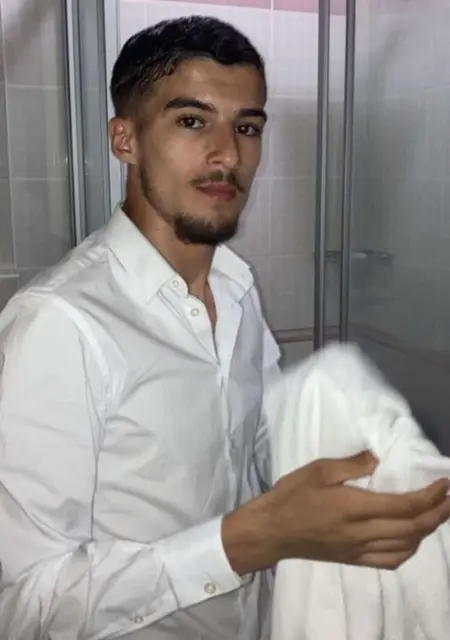 Yanis из Парижа, мне 23, познакомлюсь