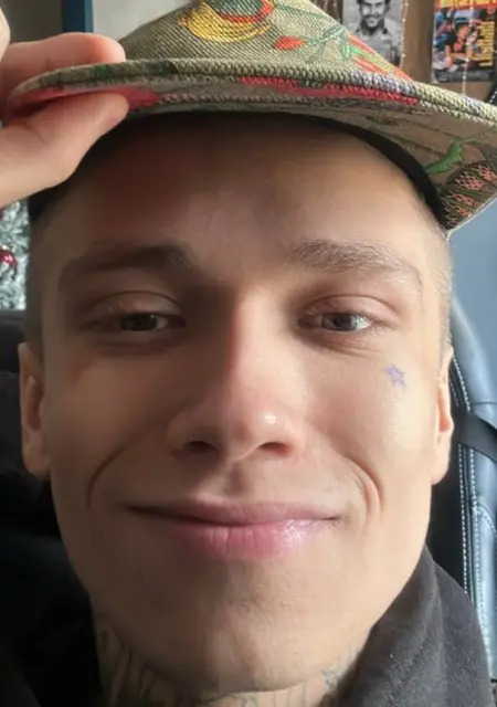 Я Саня, 22, из Барановичей, ищу знакомства без обязательств