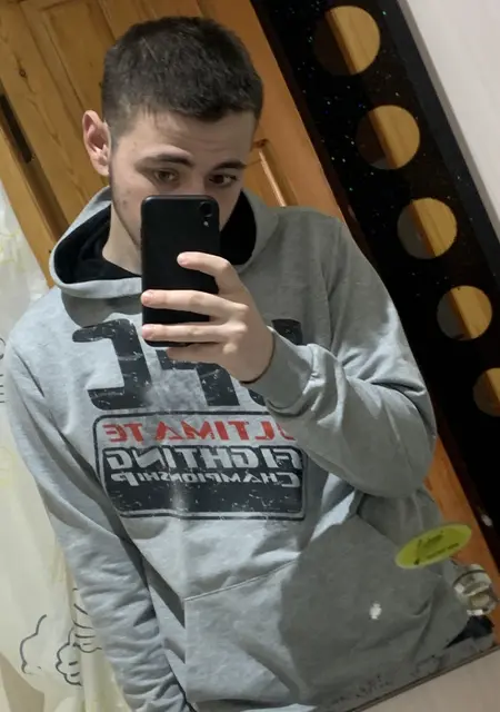 Янн из Rossendale, мне 18, познакомлюсь для общения