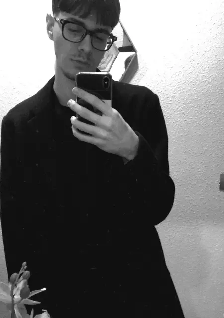 Soy Álvaro, 23 años de Novelda, busco conocer gente para relación sin ataduras