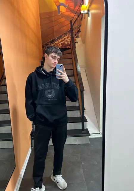 Я Burak, 20, из Измира, ищу знакомство для постоянных отношений