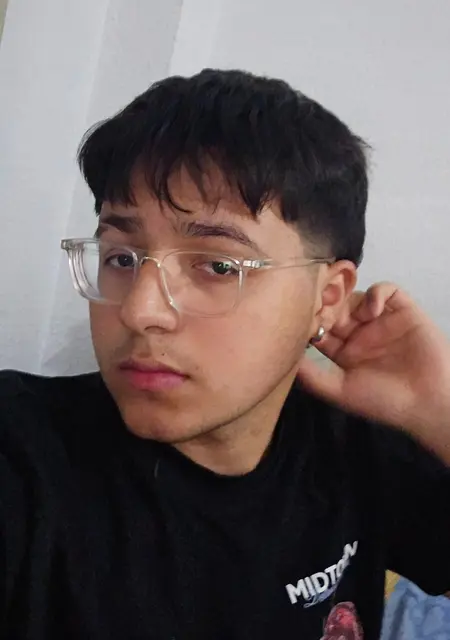 Soy Kevin, 18 años de Madrid, busco conocer gente para conversación virtual