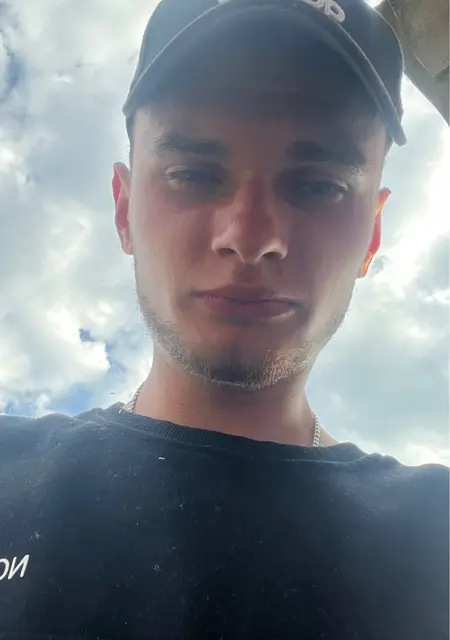 Я Кирилл, 22, знакомлюсь без обязательств в Луганске