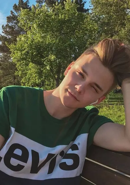 Я Артём, 25, из Самбора, ищу знакомства на одну ночь