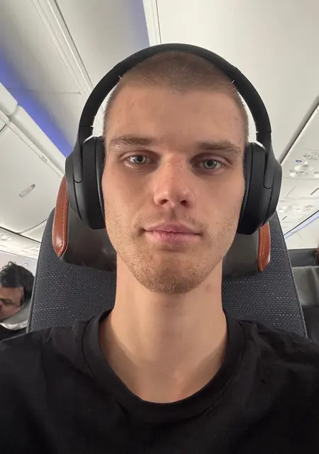 Dmitrii из Бангкока, мне 23, познакомлюсь для приятного времяпровождения