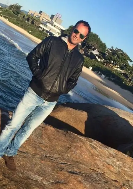 I'm Edson, 44 from London, seeking connections